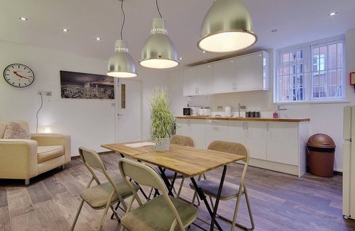 Poole Apartment | Spacious Open Planned Modern Quirky Maisonette