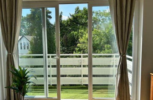 Reading Apartment | Spacious & peaceful 2Bed with balcony, close to town
