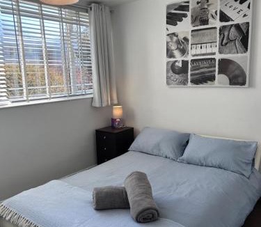 Reading Apartment | Spacious & peaceful 2Bed with balcony, close to town