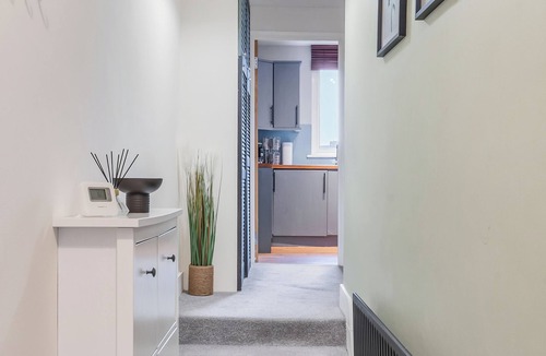 Dartford Apartment | Spacious Private Apartment in Central Dartford with Free Parking. TFL Zone 6