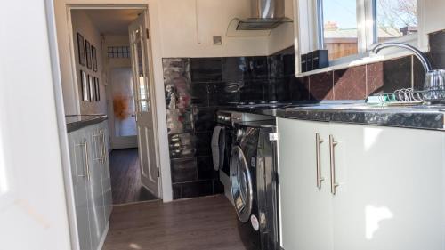 Oadby House | Spacious Private Home Sleeps 5 Garden & Parking