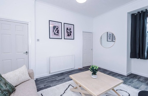 Newton-le-Willows House | Spacious Relocation Home | 4 Bedroom | Sleeps 8