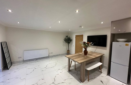 Luton House | Spacious & Relaxing 4BR House | Excellent transpo.