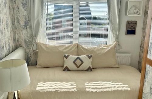 Ide House | Spacious room and single with non-en-suite private bathroom