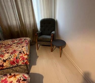 Cribbs Causeway House | Spacious Room