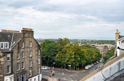 New Town House | Spacious Room on Frederick St - Room 6 (2nd floor)