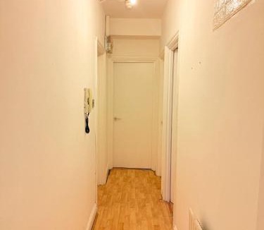 Whitechapel House | Spacious Room with Double and semi double bed, Shared bathroom,10 minutes to Aldgate East station, near Central London, for 4 ppl