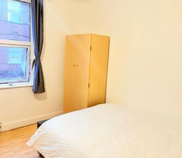 Whitechapel House | Spacious Room with Double and semi double bed, Shared bathroom,10 minutes to Aldgate East station, near Central London, for 4 ppl