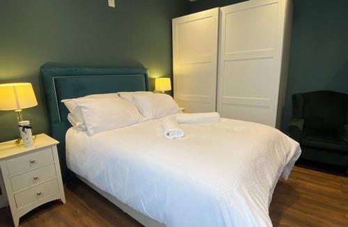 Benfleet Apartment | Spacious self-contained 2-bed apartment with a fully equipped kitchen dinner.