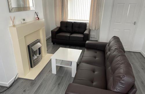 Leigh Apartment | Spacious semi detached house