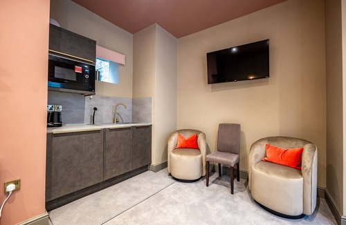 Newark Apartment | Spacious Studio with Shower in heart of Newark
