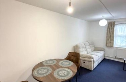 Leeds Apartment | Spacious Three-Bedroom Apartment in Headingley with Modern Amenities