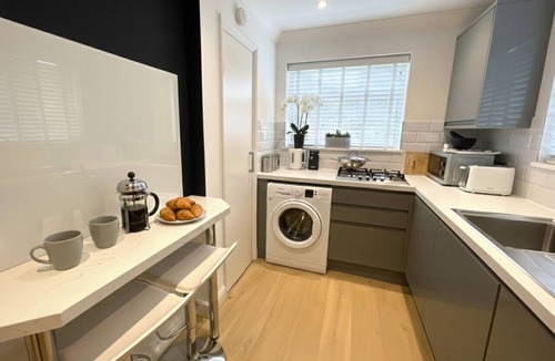 Cambridge Apartment | Spacious two bed within Easy Walk to Addenbrookes