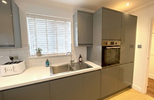 Cambridge Apartment | Spacious two bed within Easy Walk to Addenbrookes