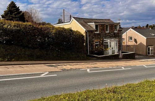 Llanfarian Apartment | Spacious Two Bedroom Apartment with Parking