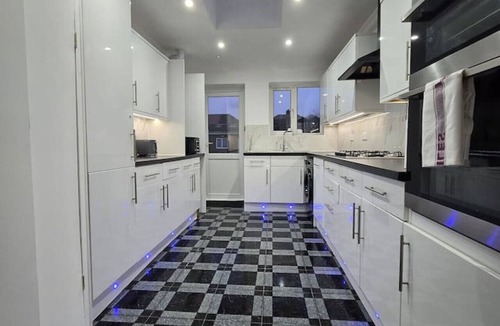 Slough House | Spacious Windsor House 5B - 4 En-Suites -Sleeps 10