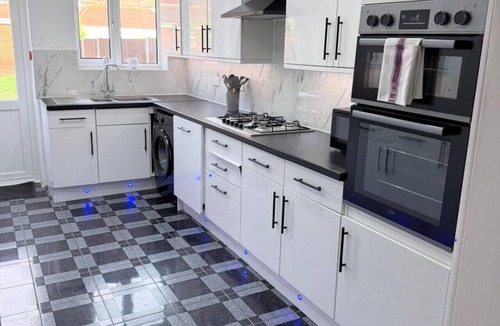 Slough House | Spacious Windsor House 5B - 4 En-Suites -Sleeps 10