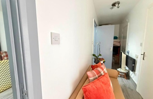 Longbridge Apartment | SRA Large Private one bedroom