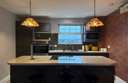 Swindon Apartment | St Austell Way Central Location Long Stays Parking