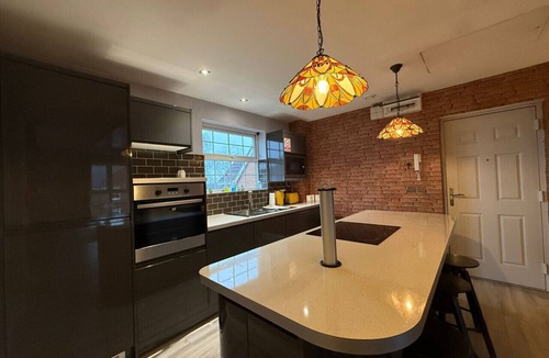 Swindon Apartment | St Austell Way Central Location Long Stays Parking