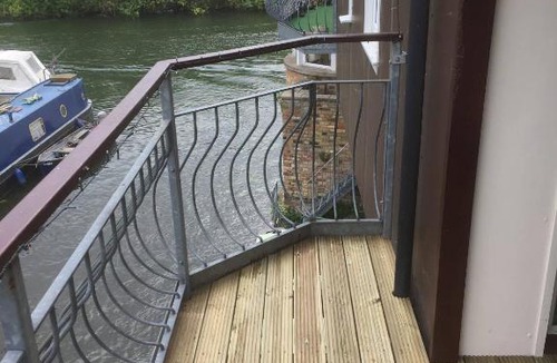 St Neots House | St Neots Riverfront 3-Bed House with Balcony