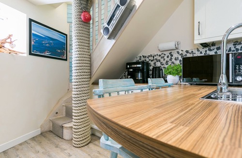 Criccieth Cottage | Stabl Criccieth - sleeps 2 guests in 1 bedroom