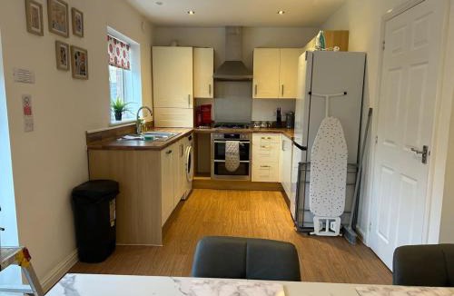 Swindon House | Stadium View House Work Stays Welcome, Free Parking