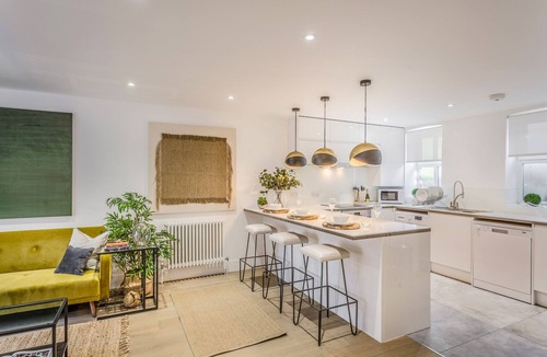 St Albans Apartment | Staycation 2 bed/2 bath Gated Development LUX St Albans - Off Street Parking