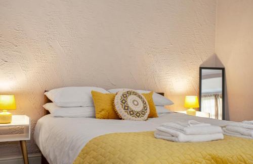 Burslem House | Staywhenever NWT- 4 Bedroom House, King Size Beds, Sleeps 9