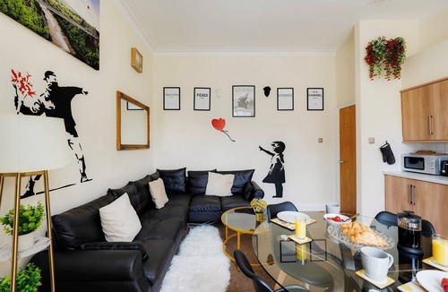 Cotham Apartment | STR8BS8 Georgian 2-Bedroom Apartment, Clifton, Parking & Garden