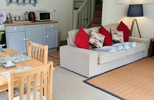 Cadgwith House | Streamside cottage in 2 acres & garden, walk to beach, pub, cafe & coast path 😎