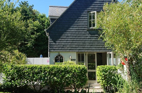 Cadgwith House | Streamside cottage in 2 acres & garden, walk to beach, pub, cafe & coast path 😎