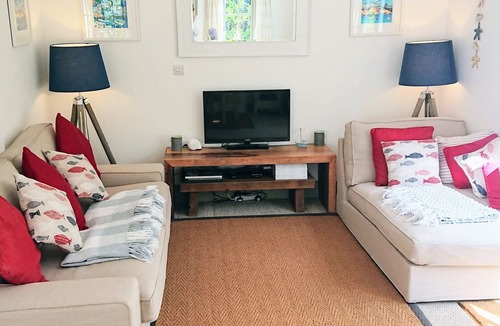 Cadgwith House | Streamside cottage in 2 acres & garden, walk to beach, pub, cafe & coast path 😎