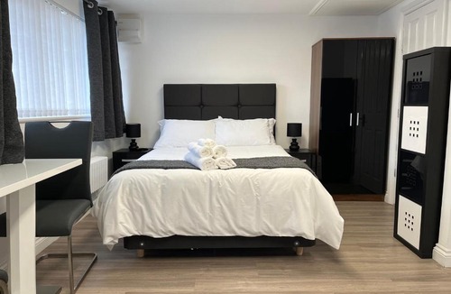 Broadheath Apartment | Studio appt - Sleeps 2 - Free Parking - 5min-Metro