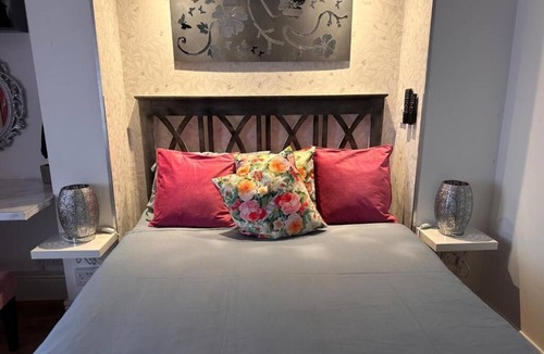 Chinatown Apartment | Studio/Deluxe double room with shower/3