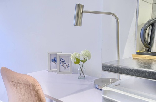 Highbury West Apartment | Studio-Deluxe-Ensuite-Street View-8