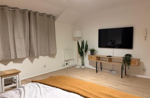 Hatfield Apartment | Studio Flat – 3 Min to Station – 40 Min London – Van Parking