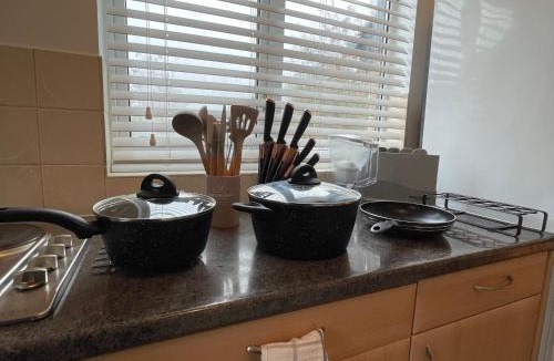 Hatfield Apartment | Studio Flat – 3 Min to Station – 40 Min London – Van Parking