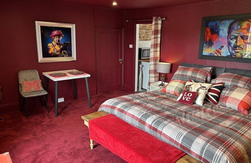 Halstead Apartment | Studio Flat above The Pough pub In Birdbrook