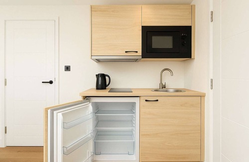 Shepherd's Bush Apartment | Studio Flat with Private Bathroom & Kitchenette