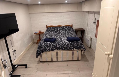 Dorking Apartment | Studio Retreat and Private Garden with Own Entrance