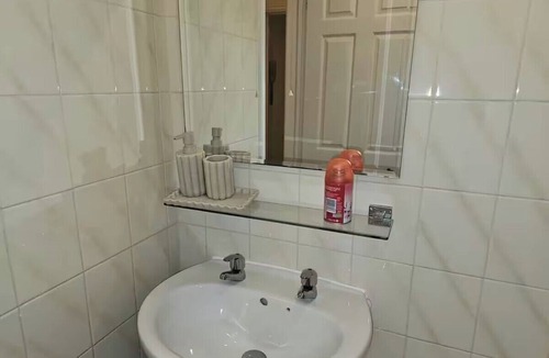 Bishop's Stortford Apartment | Studio Sleeps 2 near Station & Airport
