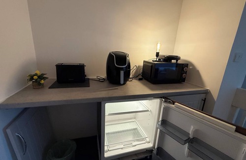 Birmingham Apartment | Studio- Sleeps 2- Free WiFi- Luxury Shower