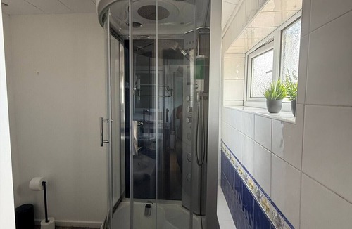 Birmingham Apartment | Studio- Sleeps 2- Free Wifi- Luxury Shower