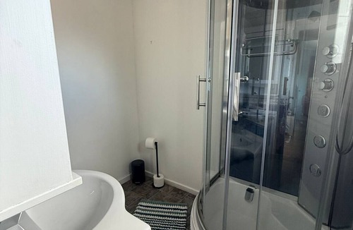 Birmingham Apartment | Studio- Sleeps 2- Free Wifi- Luxury Shower