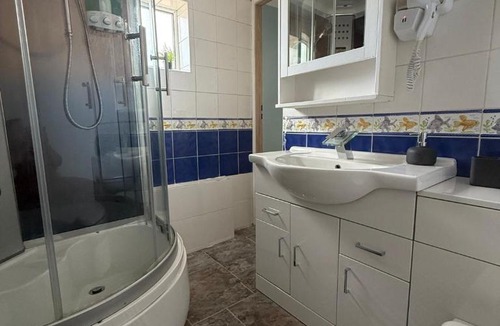 Birmingham Apartment | Studio- Sleeps 2- Free WiFi- Luxury Shower