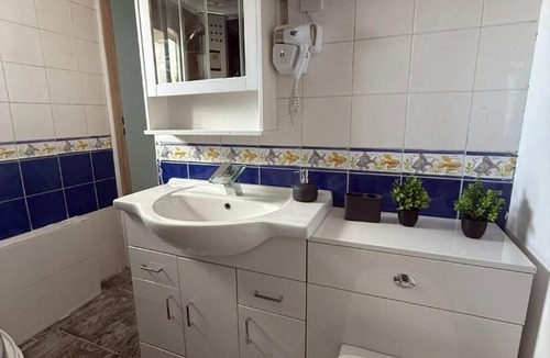 Birmingham Apartment | Studio- Sleeps 2- Free WiFi- Luxury Shower