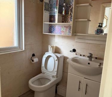 Brunel Apartment | Studio - Sleeps 2 - Garden - Parking - Wifi