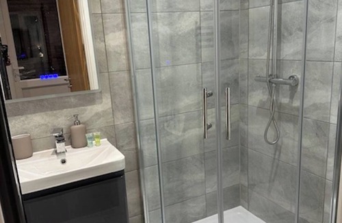 South Ockendon Apartment | Studio Sleeps 2 with Parking