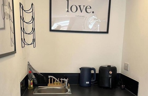 Bensham Manor Apartment | Studio Sleeps 2 with WiFi